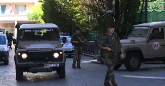 Parigi, auto sui militari: caccia all’uomo in tutta la Francia