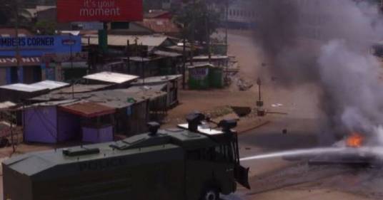 Elezioni Kenya, a Kisumu idranti contro i roghi dei manifestanti
