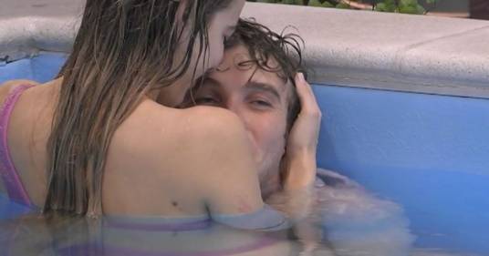Scoppia la passione al “GF Vip”: il bacio tra Paolo e Clizia in piscina