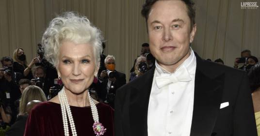 A 74 anni Maye Musk, la madre di Elon, sulla copertina di Sports Illustrated: ecco le foto