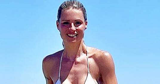Michelle Hunziker è una bellissima Bond girl: ecco le foto in Sardegna