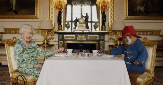 La Regina invita l’orso Paddington per un tè prima del concerto del Giubileo: il video è stupendo