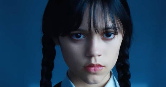 Sangue e piranha assassini: il primo trailer della serie tv su Mercoledì Addams mette subito le cose in chiaro