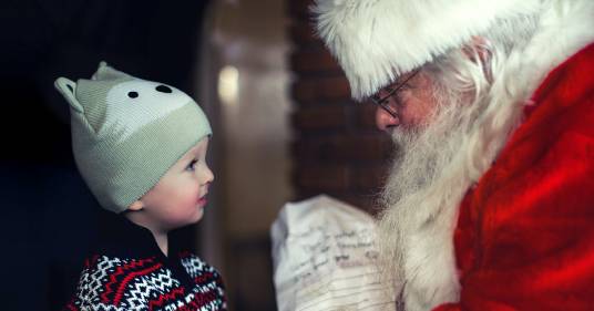 “Babbo Natale esiste?”: cosa è giusto dire a bambini e bambine, 4 esperti rispondono