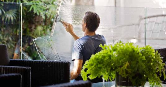 A un italiano su quattro non piace fare le pulizie: ecco la classifica delle faccende domestiche più odiate