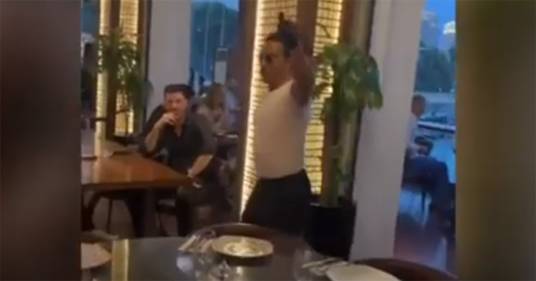 L’ultima di Salt Bae: chiede 600 dollari per tagliare la carne al tavolo e si presenta così