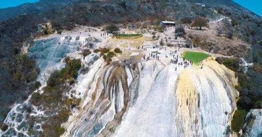 Le immagini della cascata pietrificata che vi lascerà senza fiato: dove si trova Hierve el Agua