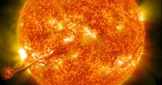 Un filamento di plasma si è staccato dal Sole creando uno spettacolare vortice: il video dell’inspiegabile fenomeno