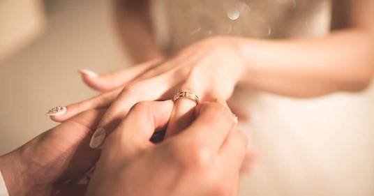 Si sposa in ospedale per far partecipare la mamma malata: il gesto d’amore a Siena