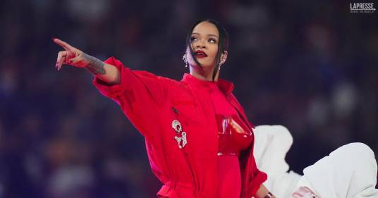 Rihanna è incinta e l’annuncio l’ha fatto direttamente al Super Bowl: il video della sua esibizione