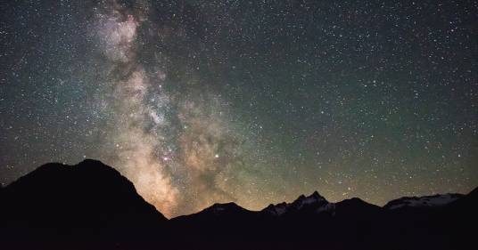 Il triangolo spettacolare nei nostri cieli: ecco quando vedere Luna-Giove-Venere cosparsi di stelle cadenti