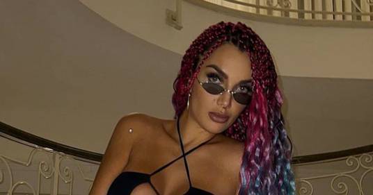 Il top è troppo stretto, Elettra Lamborghini manda in tilt Instagram
