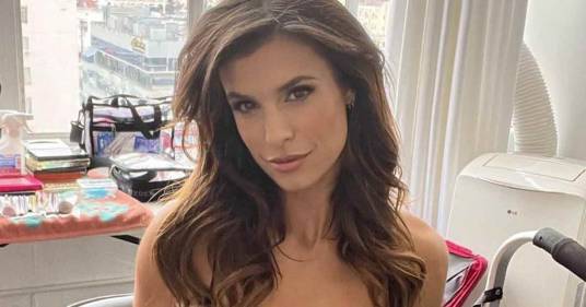 Lato b da urlo, le foto in topless di Elisabetta Canalis fanno innamorare i follower