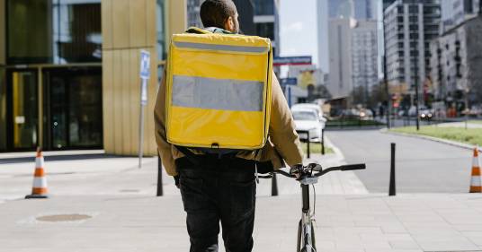 Un rider è stato arrestato perché trasportava nello zaino una mummia di 600 anni fa