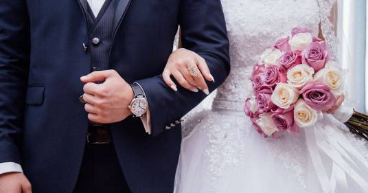 Al matrimonio si presentano tutte le sue ex con l’intento di “distruggerlo”