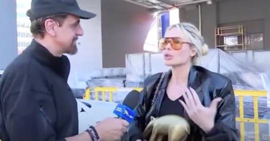 “Striscia la notizia”: Ilary Blasi riceve il tapiro e fa la sua prima dichiarazione su Francesco Totti