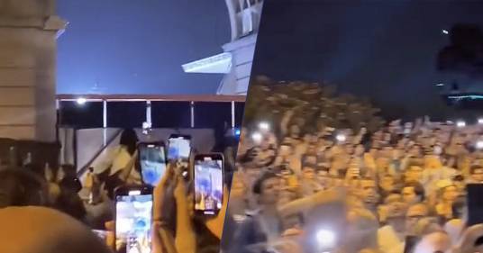 Fan dei Coldplay rimasti senza biglietto si danno appuntamento fuori dallo stadio per cantare insieme
