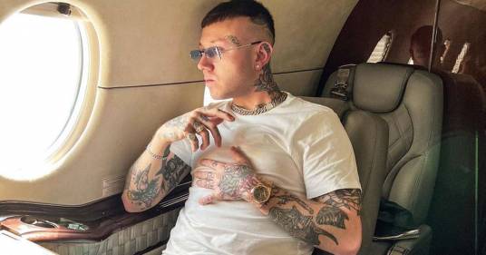 Le foto di Lazza sul jet privato scatenano le critiche: lui risponde a tutti