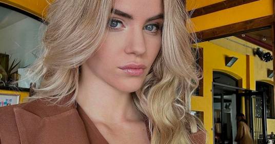 Avanti un altro: tutta la sensualità di Sara Croce in un elegante scatto in bianco e nero