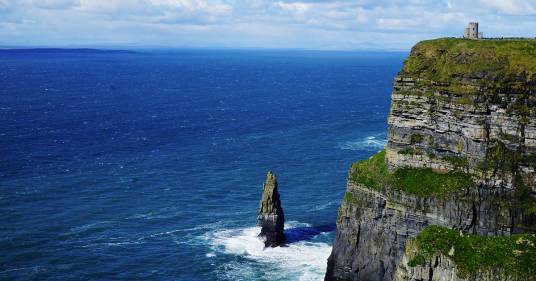 Pagati per vivere su un’isola deserta: la nuova iniziativa del governo irlandese