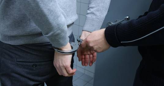 Un uomo ha finto di essere stato arrestato per non andare al lavoro