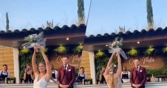 Il lancio del bouquet si trasforma in una proposta di matrimonio: il video è dolcissimo