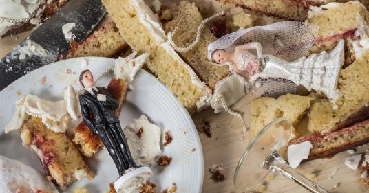 Lo sposo spinge la faccia della sposa nella torta nuziale: la reazione di lei