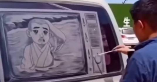 Artista disegna sui vetri sporchi delle auto: il risultato è magia allo stato puro