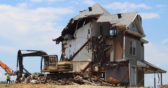 La ditta sbaglia indirizzo: torna dalle vacanze e trova la casa demolita