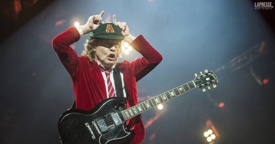 Papà registra i versi del figlio neonato e ricrea un brano degli AC/DC: il video