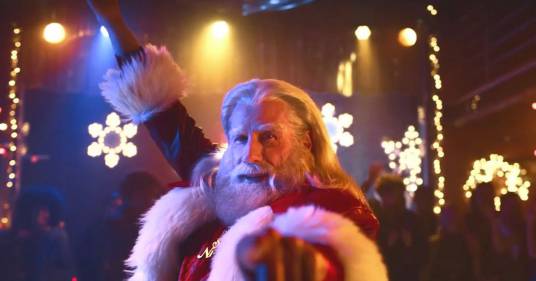 In questo spot John Travolta è un Babbo Natale con la febbre del sabato sera