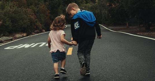 Crescere con una sorella ci renderebbe delle persone migliori: la ricerca