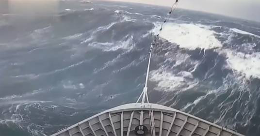 Una nave da crociera ha affrontato onde alte 30 metri nel mare più agitato del mondo