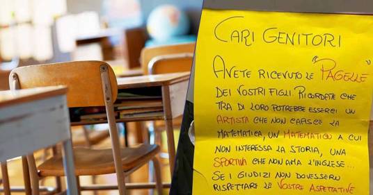 Il giorno delle pagelle questa scuola elementare ha diffuso un messaggio molto importante: il cartello delle docenti diventa virale