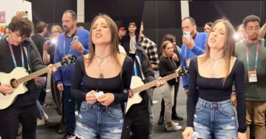 Angelina Mango incanta tutti cantando “Imagine” nella sala stampa dell’Eurovision: il video