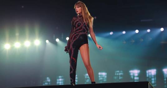 Una fan si perde nel backstage del concerto di Taylor Swift e la incontra: la reazione della cantante