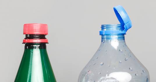 È ufficiale: dal 3 luglio scatta l’obbligo dei tappi attaccati alle bottiglie per ridurre l’inquinamento