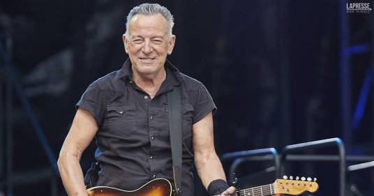 Bruce Springsteen dà la sua benedizione a due fidanzati: al concerto regala loro la sua armonica