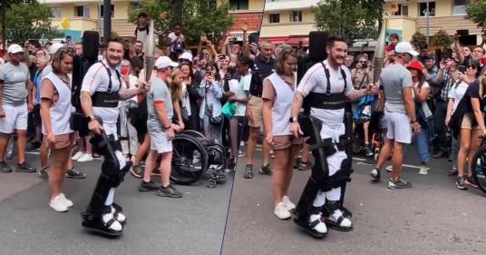 Kevin Piette, atleta con paraplegia, ha portato la fiamma olimpica utilizzando un esoscheletro: il video
