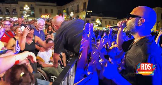 Giuliano Sangiorgi scende tra il pubblico per cantare “Nuvole e lenzuola”: il video all’RDS Summer Festival a Palmi