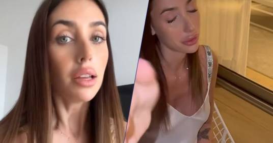 Dopo aver chiesto regali di lusso, l’influencer Michelle Comi li ha buttati in piscina: ecco i video