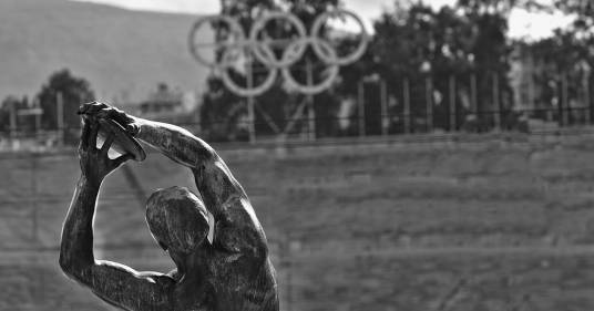 Dalla tosatura del barboncino al nuoto a ostacoli, ecco i 10 sport più strani nella storia delle Olimpiadi