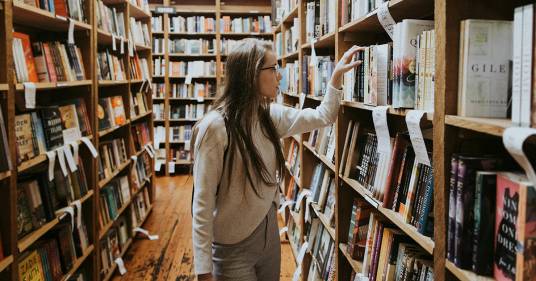 Spegni il cellulare e ricevi un caffè gratis: anche a Modena arrivano i “silent reading party”