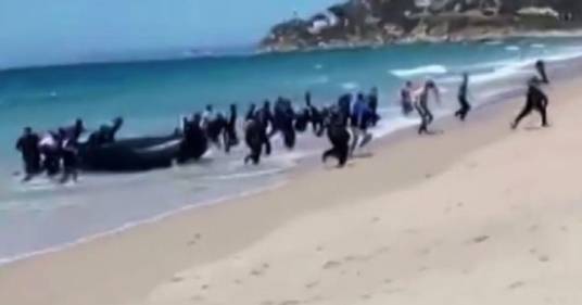 Cadice, gruppo di migranti sbarca con il gommone fra i bagnanti