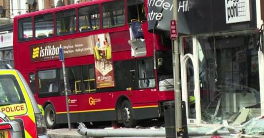 Londra, autobus a due piani si schianta contro un negozio