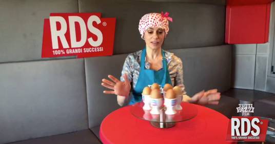 Omelette Russa: Rossella non accetta il bacio con Barty e l’uovo colpisce!
