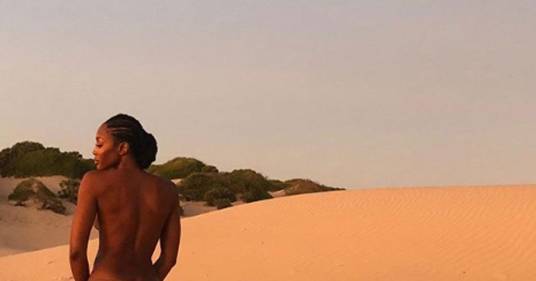 Naomi Campbell: la Venere nera posa completamente nuda nel deserto del Kenya