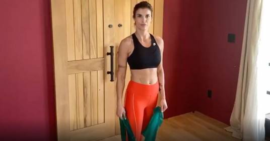 L’allenamento di Elisabetta Canalis su Instagram: ecco la nuova lezione di pilates