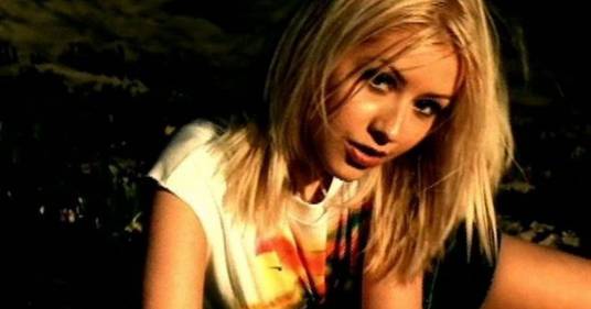 Christina Aguilera: compie 24 anni “Genie in a Bottle”