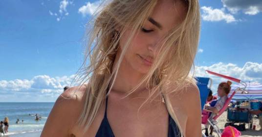 Micro bikini e fisico mozzafiato, Emily Ratajkowski si gode la sua prima giornata al mare